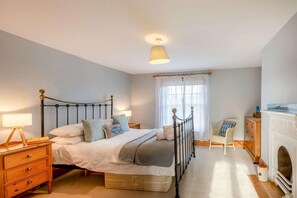 2 bedrooms, iron/ironing board, travel cot, free WiFi - 2 Bed in Weybourne (oc-2372) (Weybourne)
