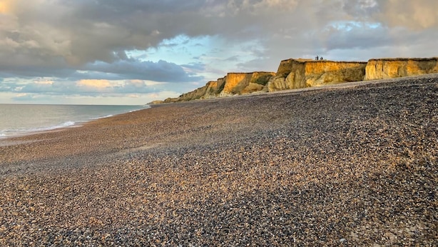 A pebble beach with cliffs and the sea. - 2 Bed in Weybourne (oc-2372) (Weybourne)