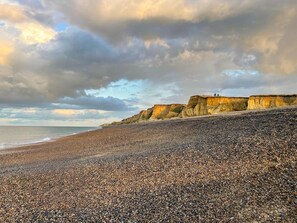A pebble beach with cliffs and the sea. - 2 Bed in Weybourne (oc-2372) (Weybourne)