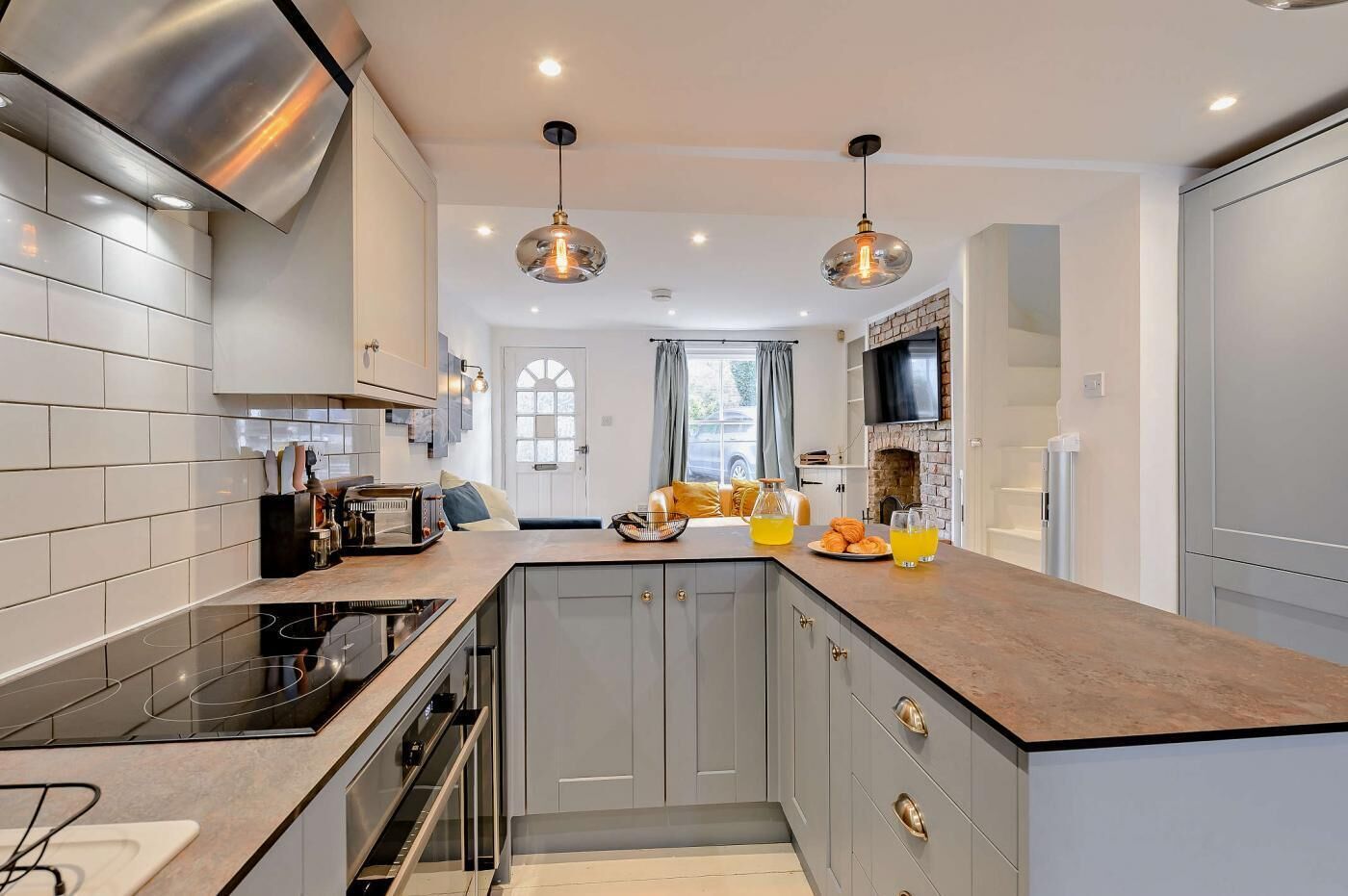 Microondas, horno, lavavajillas y periquera 