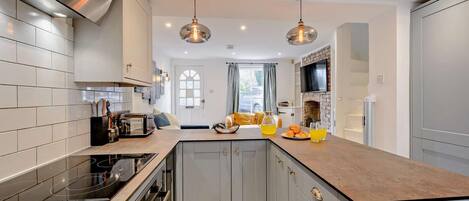 Microondas, horno, lavavajillas y periquera