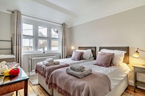 Tabla de planchar con plancha, wifi gratis y ropa de cama