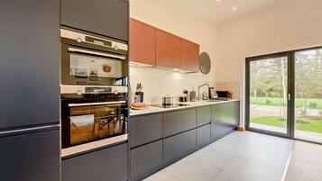 Micro-ondes, four, lave-vaisselle, chaise haute