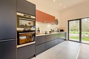 Micro-ondes, four, lave-vaisselle, chaise haute