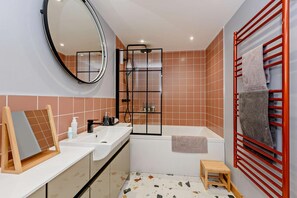 Sèche-cheveux, serviettes fournies