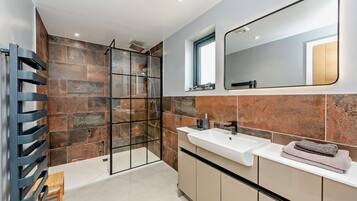 SĂšche-cheveux, serviettes fournies