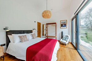 Tabla de planchar con plancha, wifi gratis y ropa de cama 