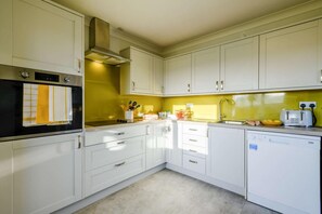 ميكروويف، فرن، غسالة أطباق، كرسي للأطفال