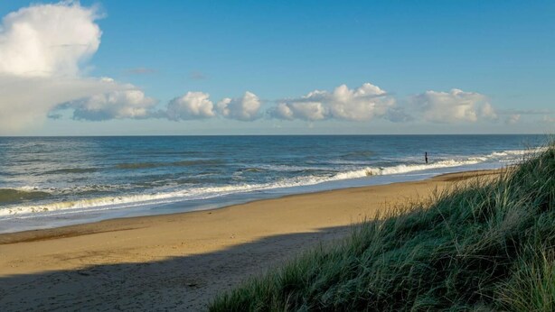 A beach with waves, a clear sky, and some clouds. - 2 Bed in Eccles-on-Sea (oc-a27194) (Eccles-on-Sea)