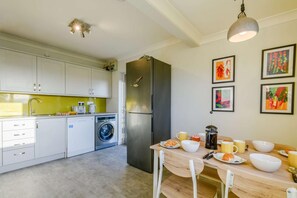 ميكروويف، فرن، غسالة أطباق، كرسي للأطفال