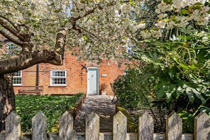 Property grounds - 2 Bed in Holt (oc-jp6352) (Holt)
