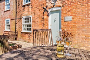 Outdoor dining - 2 Bed in Holt (oc-jp6352) (Holt)