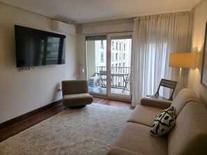 Living area - Beach Big 3 Bedrooms Apartment Parking Included (Donostia / San Sebastián)
