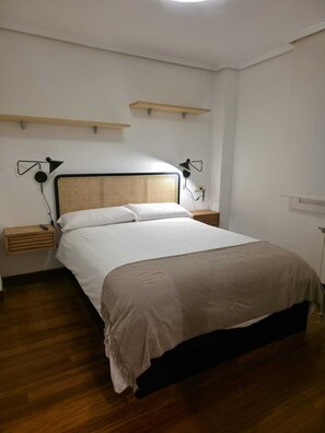Room - Beach Big 3 Bedrooms Apartment Parking Included (Donostia / San Sebastián)