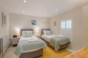Iron/ironing board, travel cot, free WiFi, bed sheets - 4 Bed in Aldeburgh (oc-12lr) (Aldeburgh)