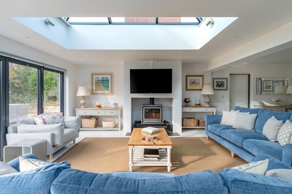 TV, fireplace - 4 Bed in Aldeburgh (oc-12lr) (Aldeburgh)