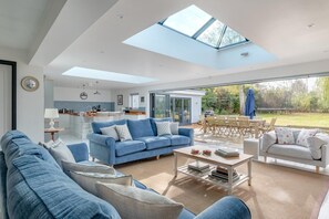 TV, fireplace - 4 Bed in Aldeburgh (oc-12lr) (Aldeburgh)
