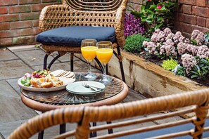 Outdoor dining - 2 Bed in Southwold (oc-s27200) (Southwold)