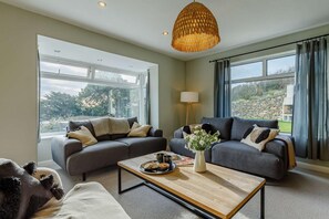 TV - 4 Bed in Mawgan Porth (oc-d26830) (Mawgan Porth)