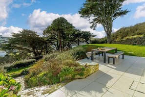 Outdoor dining - 4 Bed in Mawgan Porth (oc-d26830) (Mawgan Porth)