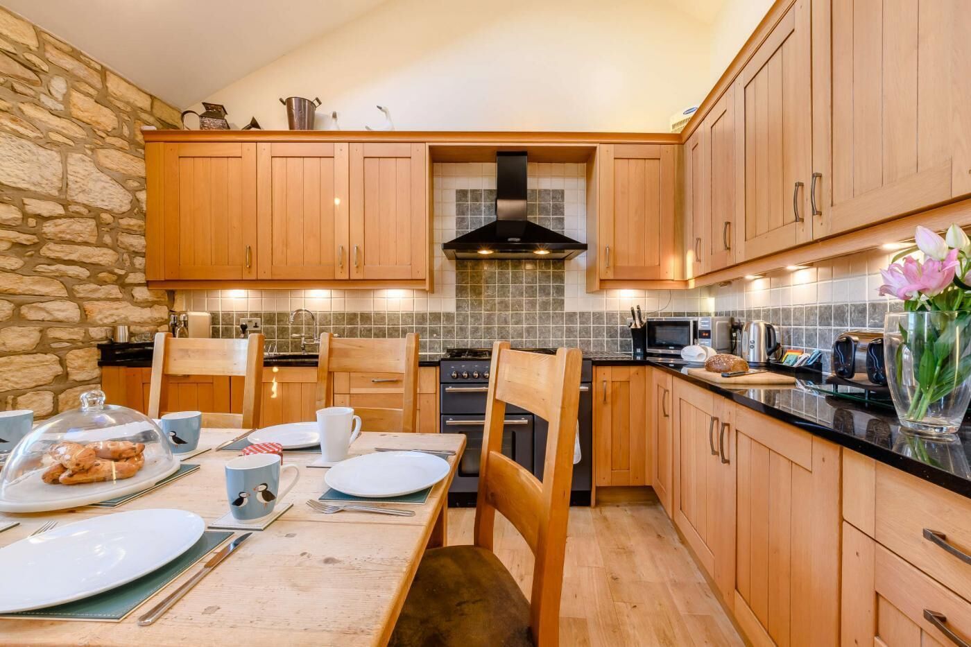 Mikrovågsugn, ugn, diskmaskin och barnstol