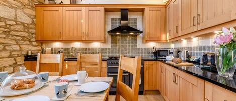 Mikrovågsugn, ugn, diskmaskin och barnstol