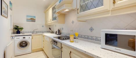 Lave-vaisselle, batterie de cuisine, vaisselle et ustensiles