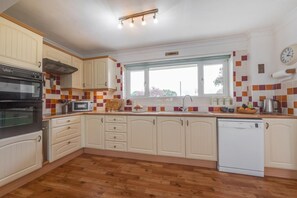 Astianpesukone, syöttötuoli, keittoastiat/astiat/ruokailuvälineet