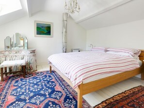 Iron/ironing board, travel cot, free WiFi, bed sheets - 4 Bed in Rock (oc-r27255) (Rock)