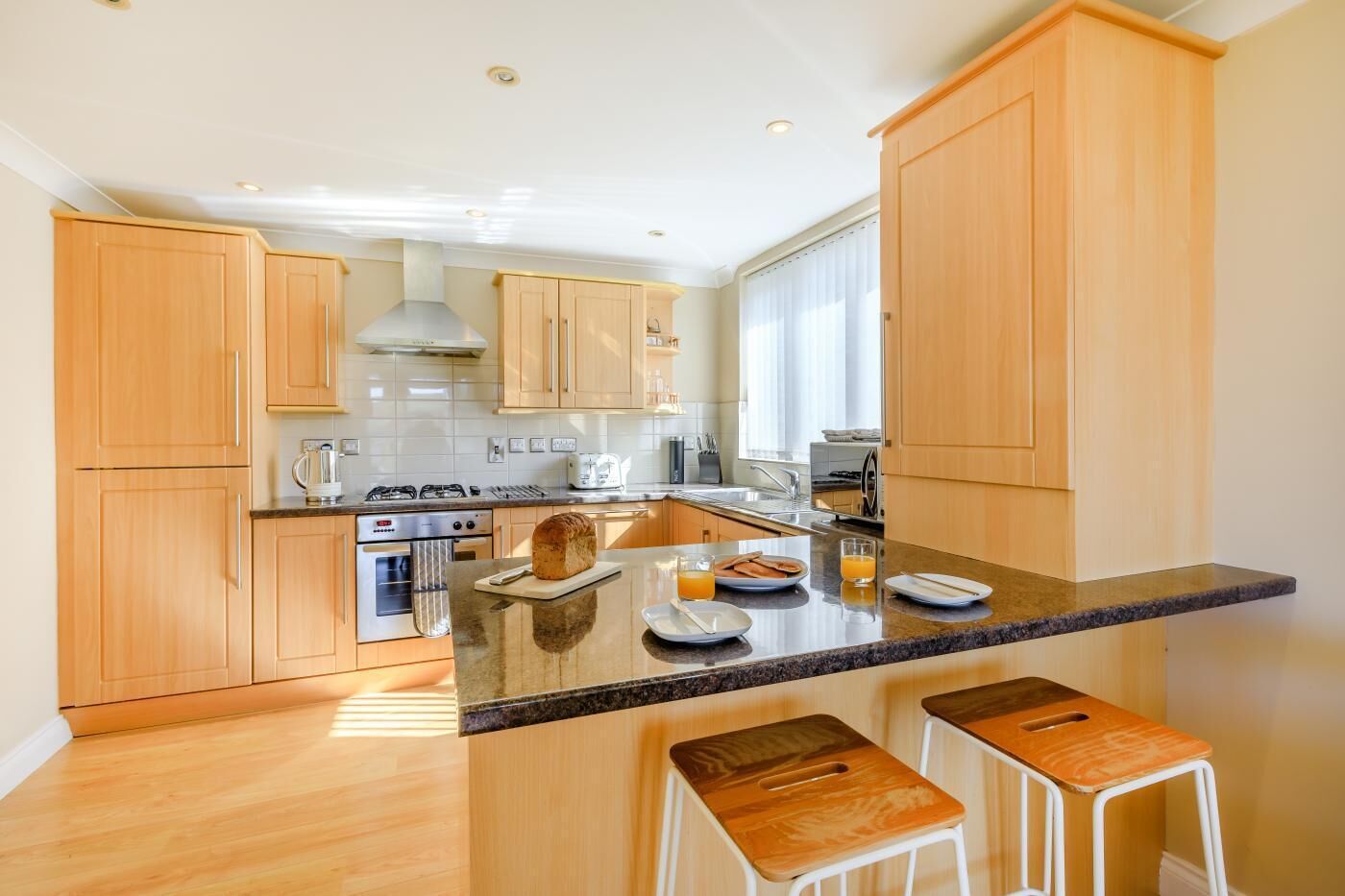 Mikrobølgeovn, ovn, oppvaskmaskin og kjøkkenutstyr