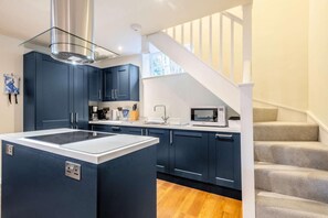 Microwave, oven, dishwasher, cookware/dishes/utensils - 1 Bed in Eye (oc-tch1) (Eye)