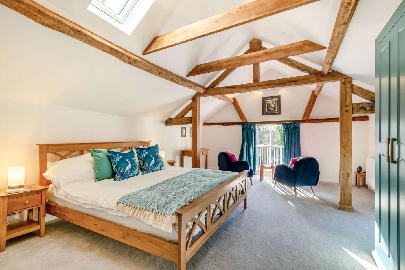 Tabla de planchar con plancha, wifi gratis y ropa de cama 