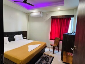 Desk, free WiFi - Hotel Radharani Palace (Brahmagiri)