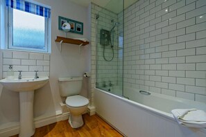 Ein Badezimmer mit Toilette, Waschbecken und einer Duschkabine.