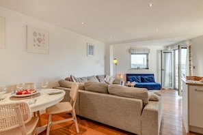 TV - 2 Bed in Newquay (oc-a27276) (Newquay)