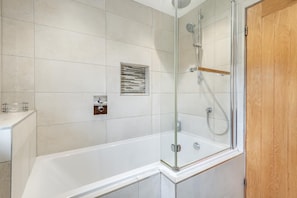 Hair dryer, towels - 3 Bed in Baslow (oc-h27288) (Baslow)