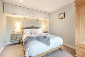 Tabla de planchar con plancha, wifi gratis, ropa de cama