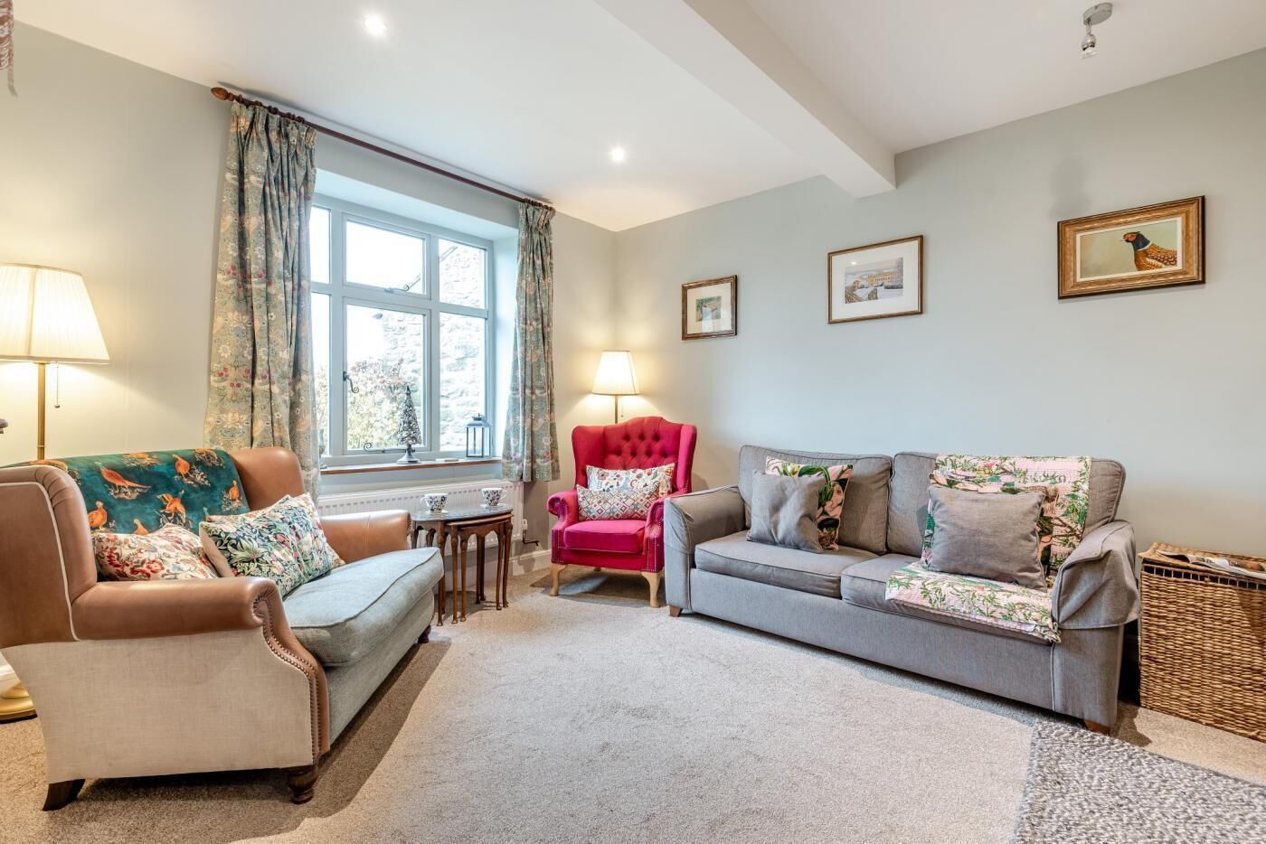 Een televisie en een open haard