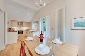 Oven, dishwasher, highchair, cookware/dishes/utensils - 3 Bed in Wilby (oc-slowlo) (Wilby)