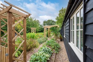 Property grounds - 3 Bed in Wilby (oc-slowlo) (Wilby)