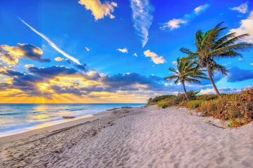 Mediterranean Oasis at Indian Harbour Beach, Pool, Game room, Hot tub,Sleeps 14!