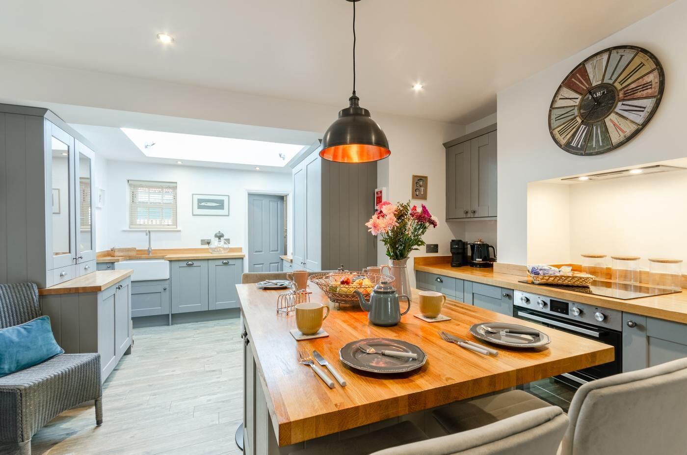 Mikrobølgeovn, ovn, oppvaskmaskin og høy barnestol