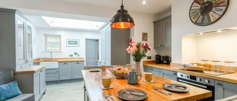 Mikrobølgeovn, ovn, oppvaskmaskin og høy barnestol