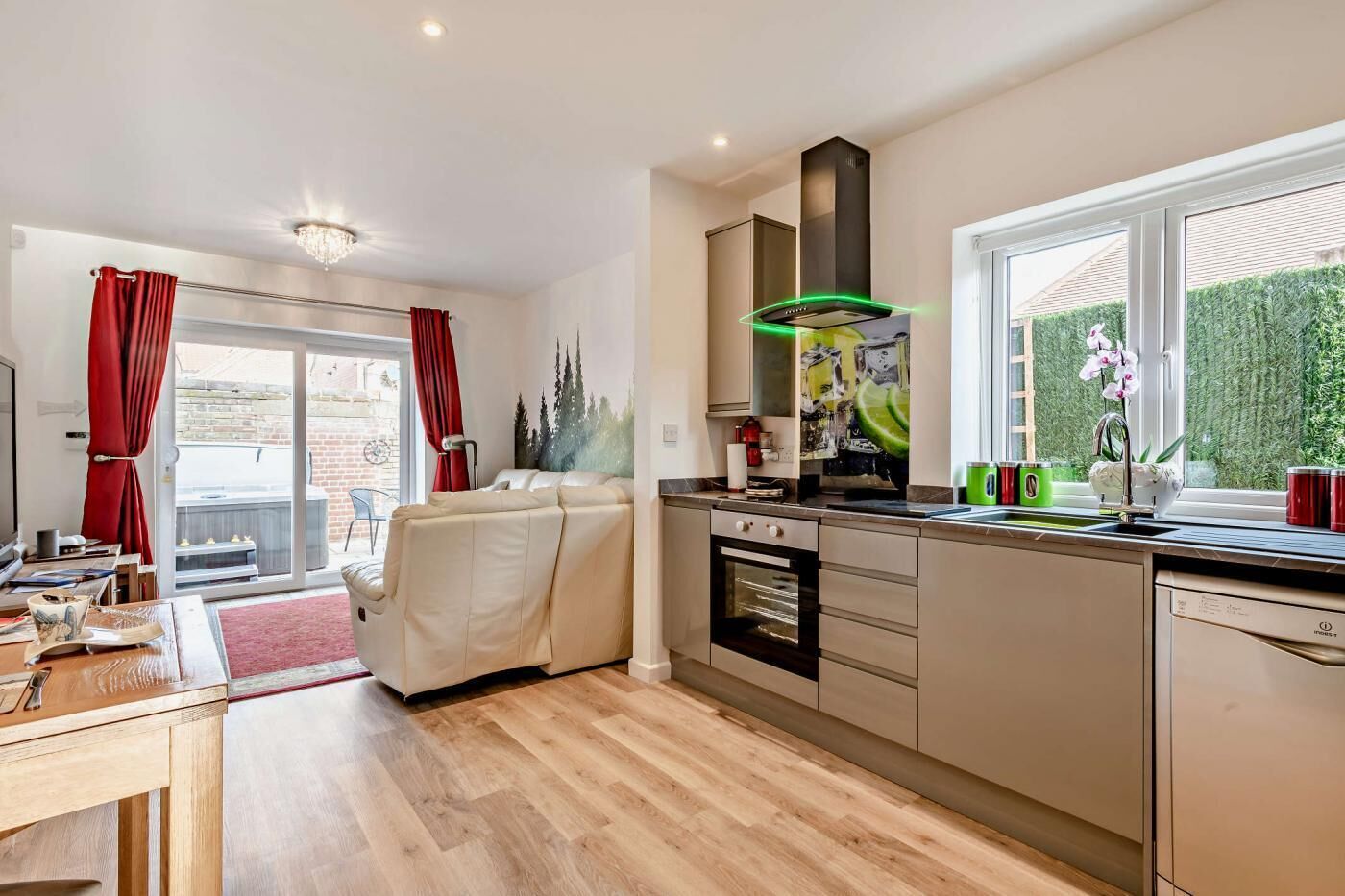 Micro-ondas, lava-louças, talheres/pratos/utensílios de cozinha