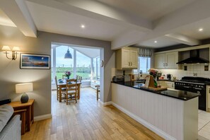 Dishwasher, cookware/dishes/utensils - 3 Bed in Newton-by-the-Sea (oc-d27259) (Newton-by-the-Sea)