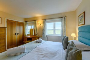 Cuna de viaje, wifi gratis y ropa de cama 