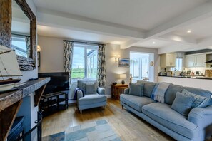 Fireplace - 3 Bed in Newton-by-the-Sea (oc-d27259) (Newton-by-the-Sea)