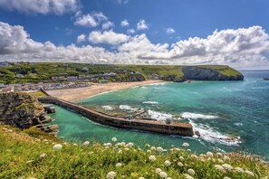 A coastal town with a beach, a pier, and a rocky coastline. - 4 Bed in Portreath (oc-p27289) (Portreath)