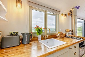 Oven, cookware/dishes/utensils - 1 Bed in Llangadfan (oc-c27292) (Llangadfan)