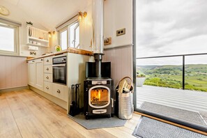 Oven, cookware/dishes/utensils - 1 Bed in Llangadfan (oc-c27292) (Llangadfan)